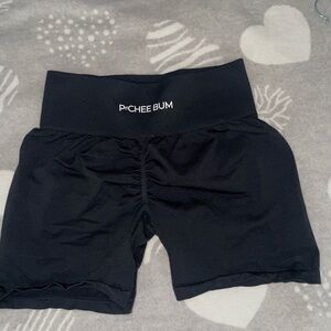 PCHEEBUM- BLACK SEAMLESS SCRUNCH BUTT BIKER SHORTS